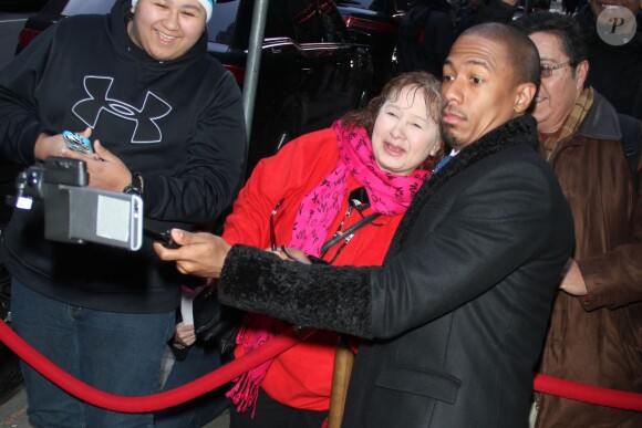 Nick Cannon rencontre ses fans et pose avec eux à sa sortie de l'enregistrement de l'émission Good Morning America, le 16 mars 2015 