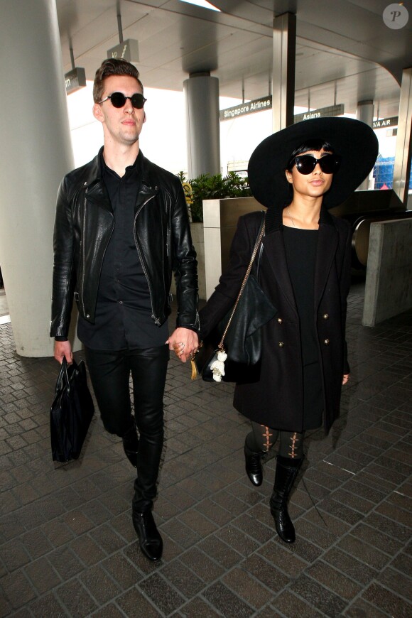 Natalia Kills et son époux Willy Moon à l'aéroport de Los Angeles, le 17 mars. Ils reviennent de Nouvelle-Zélande où ils ont été virés du programe X Factor pour avoir humilié un candidat. Le couple est désormais la risée du web.