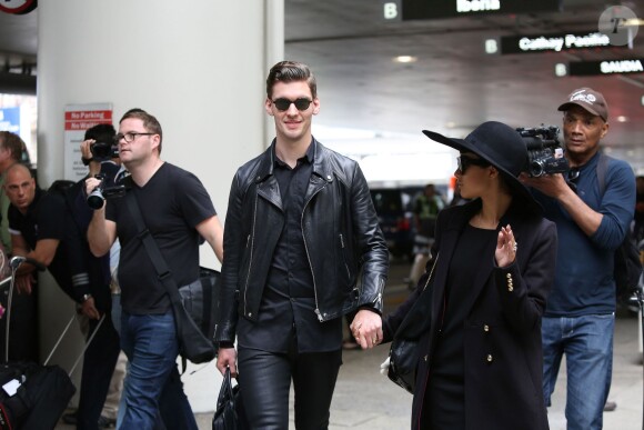 Natalia Kills et son époux Willy Moon à l'aéroport de Los Angeles, le 17 mars. Ils reviennent de Nouvelle-Zélande où ils ont été virés du programe X Factor pour avoir humilié un candidat. Le couple est désormais la risée du web.
