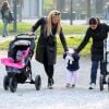 Michelle Hunziker se promène avec ses filles Sole et Celeste dans un parc à Milan, le 19 mars 2015.