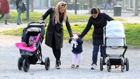 Michelle Hunziker, maman : Promenade câline avec Sole et son nouveau-né, Celeste