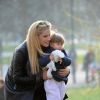 Michelle Hunziker se promène avec ses filles Sole et Celeste dans un parc à Milan, le 19 mars 2015.