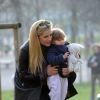 Michelle Hunziker se promène avec ses filles Sole et Celeste dans un parc à Milan, le 19 mars 2015.