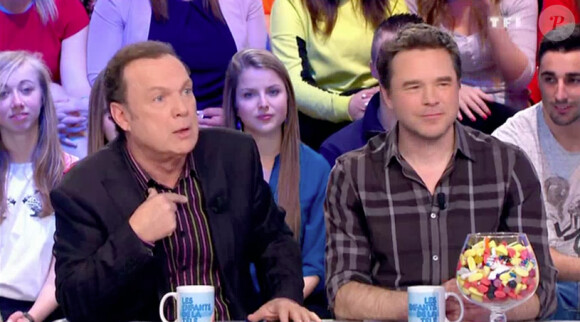 Julien Lepers et Guillaume de Tonquédec sur le plateau des Enfants de la télé sur TF1, le 20 mars 2015.
