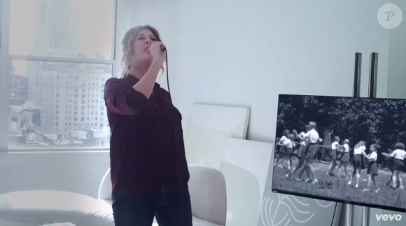 Le 15 mars 2015, Rita Wilson a dévoilé le vidéo clip de sa nouvelle chanson Girl Night In dans lequel son mari Tom Hanks ainsi que son amie Sara Bareilles font une apparition !
