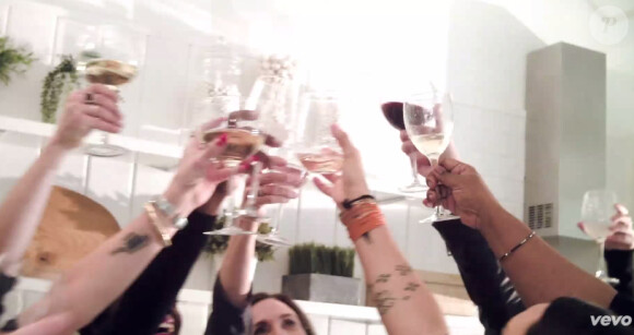 Le 15 mars 2015, Rita Wilson a dévoilé le vidéo clip de sa nouvelle chanson Girl Night In dans lequel son mari Tom Hanks ainsi que son amie Sara Bareilles font une apparition !