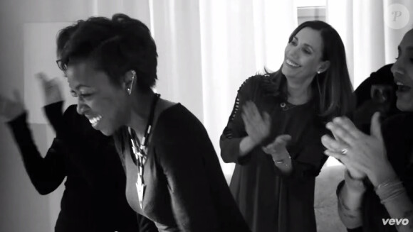 Le 15 mars 2015, Rita Wilson a dévoilé le vidéo clip de sa nouvelle chanson Girl Night In dans lequel son mari Tom Hanks ainsi que son amie Sara Bareilles font une apparition !