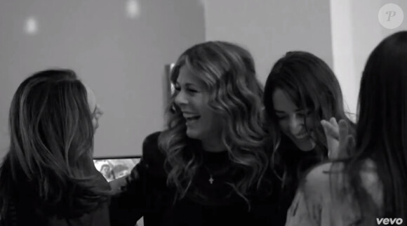 Le 15 mars 2015, Rita Wilson a dévoilé le vidéo clip de sa nouvelle chanson Girl Night In dans lequel son mari Tom Hanks ainsi que son amie Sara Bareilles font une apparition !