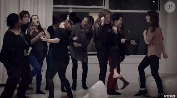 Le 15 mars 2015, Rita Wilson a dévoilé le vidéo clip de sa nouvelle chanson Girl Night In dans lequel son mari Tom Hanks ainsi que son amie Sara Bareilles font une apparition !