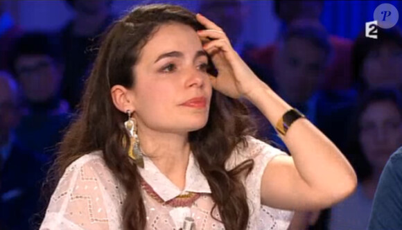 Yael Naim, très émue et en larmes, sur le plateau d'On n'est pas couché sur France 2, le samedi 21 mars 2015.