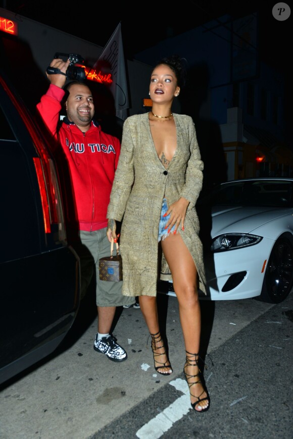 La bombe Rihanna, sans soutien-gorge, va dîner au restaurant Giorgio Baldi à Los Angeles, le 21 mars 2015.