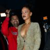 La chanteuse Rihanna, sans soutien-gorge, va dîner au restaurant Giorgio Baldi à Los Angeles, le 21 mars 2015.