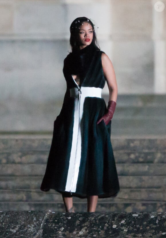 Rihanna devient la première égérie noire de Dior - Exclusif - La belle Rihanna pose lors d'un shooting pour Dior dans le parc du château de Versailles le 10 mars 2015.