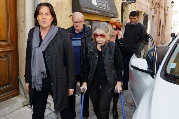 Semi-Exclusif - Brigitte Bardot accompagnée par les proches lors des obsèques de Gérard Montel, son coiffeur, ami et confident en l'église de l'Assomption à Saint-Tropez, le 19 mars 2015.