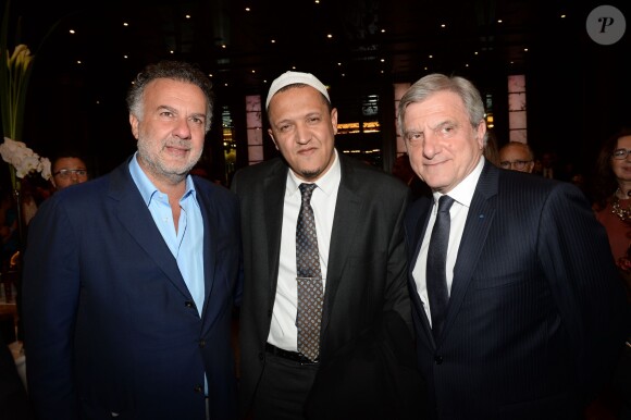 Jean Madar (Directeur général au sein de Inter Parfums), l'imam de Drancy Hassen Chalghoumi et Sidney Toledano (PDG de Christian Dior Couture) - Soirée de gala "Sauveteurs sans frontières" à l'Hôtel du Collectionneur, à Paris, le 23 mars 2015.