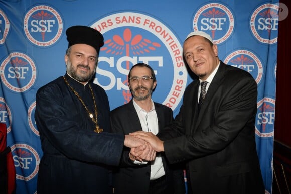 Le Père Gabriel Naddaf, Arié Levy (fondateur de Sauveteurs sans frontières), l'imam de Drancy Hassen Chalghoumi - Soirée de gala "Sauveteurs sans frontières" à l'Hôtel du Collectionneur, à Paris, le 23 mars 2015.