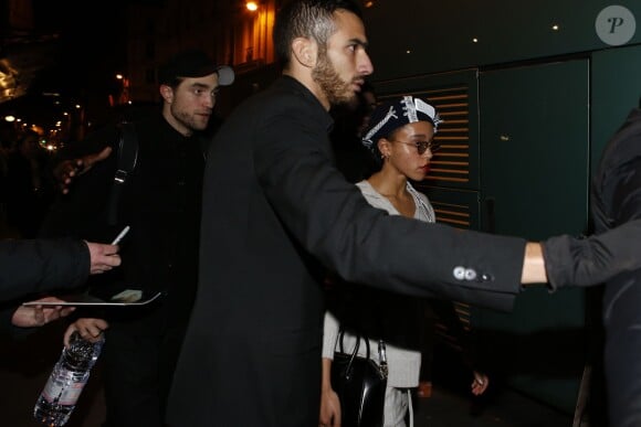 Robert Pattinson et FKA twigs quittent le Casino de Paris, le 4 mars 2015.