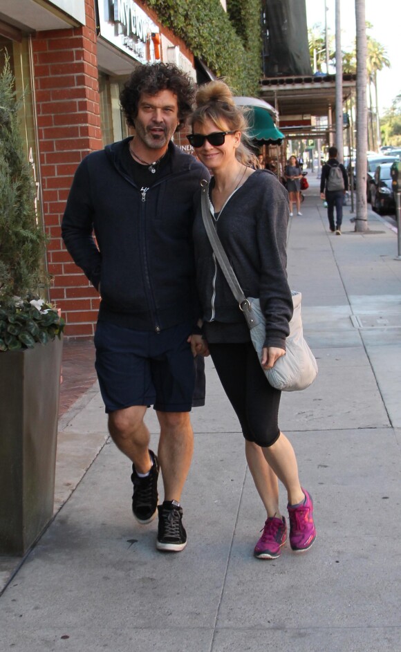 Renée Zellweger se promène avec son compagnon dans les rues de Beverly Hills, le 23 mars 2015.