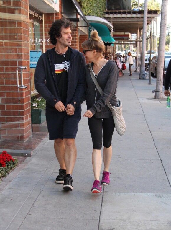 Renée Zellweger, tout sourire et affinée, se promène avec son boyfriend dans les rues de Beverly Hills, le 23 mars 2015.