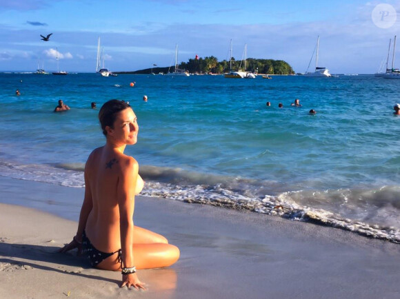 Eve Angeli adore poser topless. "On a dit que j'étais naturelle et topless en Guadeloupe alors qu'on ne voyait rien donc là oui j'assume le #topless", a-t-elle écrit sur son compte Twitter avant de dévoiler une photo d'elle encore plus dénudée. Février 2015.