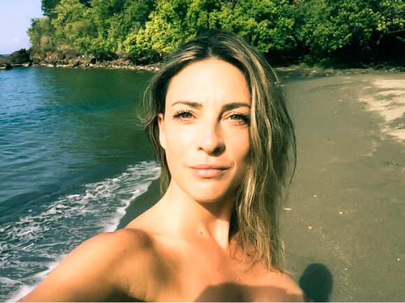 Eve Angeli topless à la Guadeloupe, le 6 février 2015.