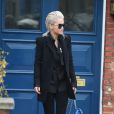 Rita Ora, tout de noir vêtue et portant un sac à dos matelassé Chanel, quitte son domicile à Londres, le 26 mars 2015.