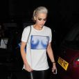 Rita Ora à Londres, porte un t-shirt Vivienne Westwood pour World's End, un sac à dos matelassé Chanel, un pantalon en cuir et des baskets adidas (modèle Superstar). Le 21 mars 2015.