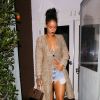Rihanna quitte le restaurant Giorgio Baldi à Santa Monica, habillée d'un manteau Dries Van Noten (modèle Rolanda, collection printemps-été 2015), un mini-short en jean, un sac Louis Vuitton (modèle Twisted Box par Frank Gehry, collection "celebrating Monogram) et des sandales Dsquared² (pré-collection automne 2015). Le 21 mars 2015.