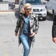 Gwen Stefani va déjeuner à Beverly Hills, habillée de lunettes de soleil Stella McCartney, d'un manteau camo Whistles, d'une chemise et d'un jean G-Star RAW et de chaussures L.A.M.B. Le 25 mars 2015.