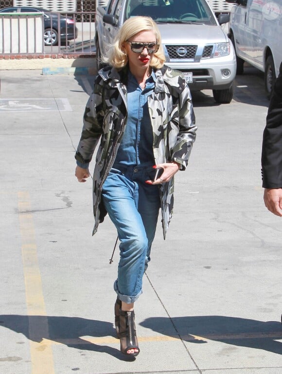 Gwen Stefani va déjeuner à Beverly Hills, habillée de lunettes de soleil Stella McCartney, d'un manteau camo Whistles, d'une chemise et d'un jean G-Star RAW et de chaussures L.A.M.B. Le 25 mars 2015.