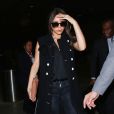 Victoria Beckham arrive à l'aéroport de Los Angeles, habillée d'un manteau noir sans manches, d'un chemisier noir, d'une pochette Victoria Beckham, d'un jean R13 et de bottines Alaïa. Le 26 mars 2015.