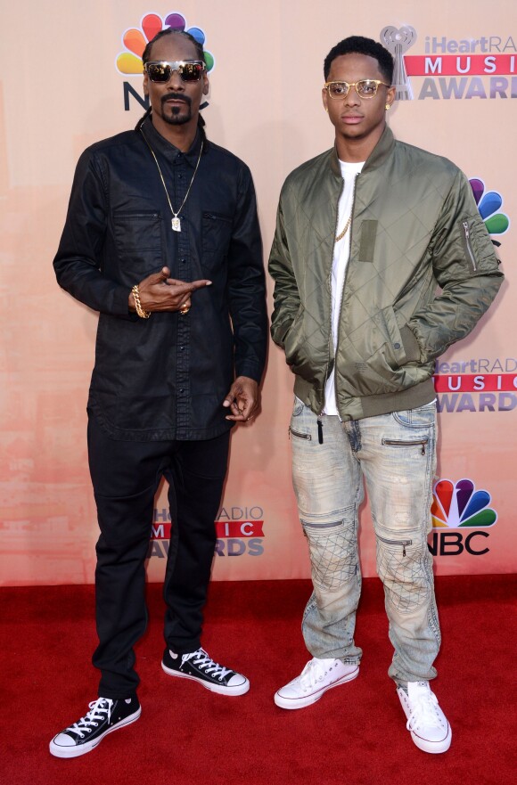 Snoop Dogg et son fils Cordell assistent aux iHeartRadio Music Awards 2015 au Shrine Auditorium. Los Angeles, le 29 mars 2015.