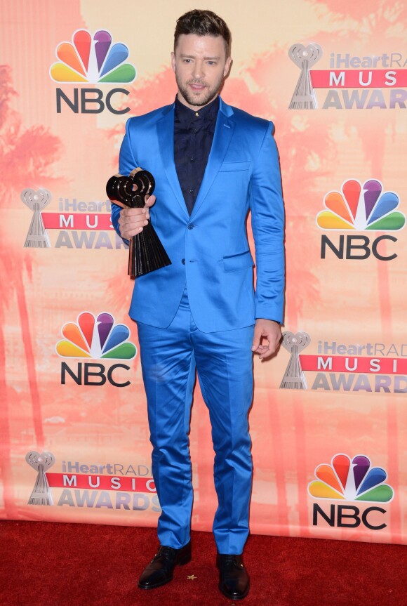 Justin Timberlake et son Innovator Award aux iHeartRadio Music Awards 2015 au Shrine Auditorium. Los Angeles, le 29 mars 2015.