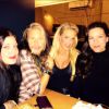 Steven Tyler avec ses filles Mia et Liv et le mannequin Heidi Albersten mercredi 25 mars 2015 dans un restaurant à New York.