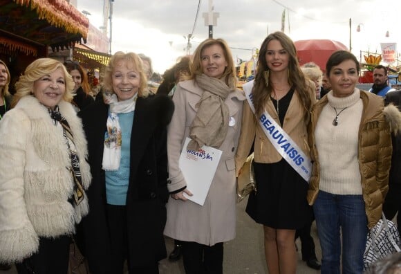 Nicoletta, Isabelle Aubret, Valérie Trierweiler, Miss Beauvaisis 2015 et Saïda Jawad à la soirée d'ouverture de la Foire du Trône, organisée au profit du Secours populaire à Paris le 27 mars 2015.