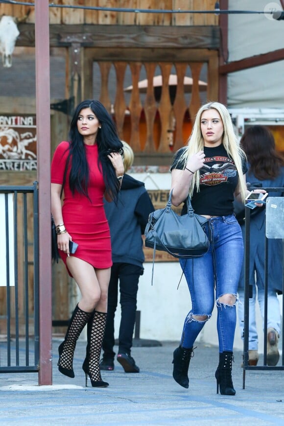 Kylie Jenner quitte le restaurant Sagebrush Cantina avec une amie. Calabasas, Los Angeles, le 28 mars 2015.