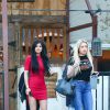 Kylie Jenner quitte le restaurant Sagebrush Cantina avec une amie. Calabasas, Los Angeles, le 28 mars 2015.