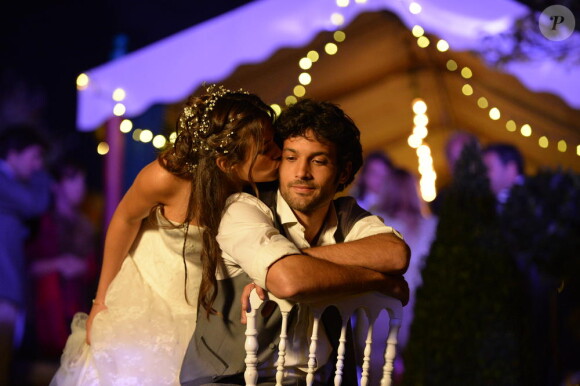 Lucie Lucas, sublime en robe de mariée, avec Benoît Michel dans l'épisode final de la saison 5 de Clem "Ça y est je marie ma fille", le lundi 30 mars 2015 sur TF1