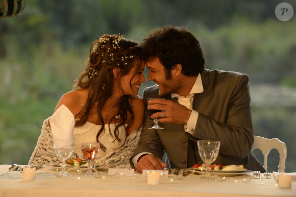 Lucie Lucas et Benoît Michel, jeunes mariés, dans l'épisode final de la saison 5 de Clem "Ça y est je marie ma fille", le lundi 30 mars 2015 sur TF1