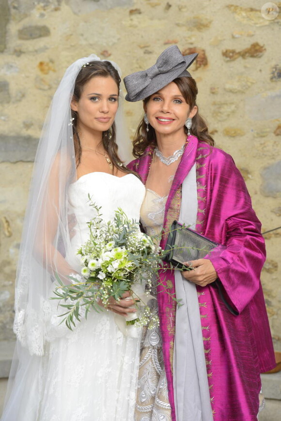 Lucie Lucas, sublime en robe de mariée, et Victoria Abril dans l'épisode final de la saison 5 de Clem "Ça y est je marie ma fille", le lundi 30 mars 2015 sur TF1