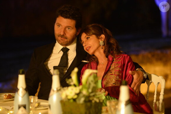 Philippe Lellouche et Victoria Abril dans l'épisode final de la saison 5 de Clem "Ça y est je marie ma fille", le lundi 30 mars 2015 sur TF1