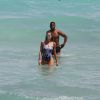 Doutzen Kroes profite de la plage à Miami avec son mari Sunnery James qui fêtait son anniversaire. Le 30 mars 2015.