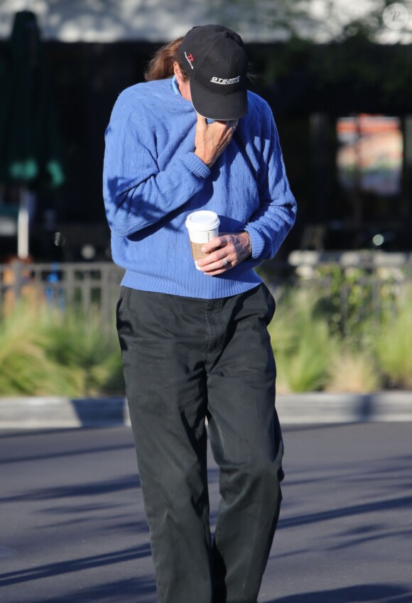 EXCLUSIF - Bruce Jenner se cache le nez en sortant du Starbucks à Malibu le 25 février 2015