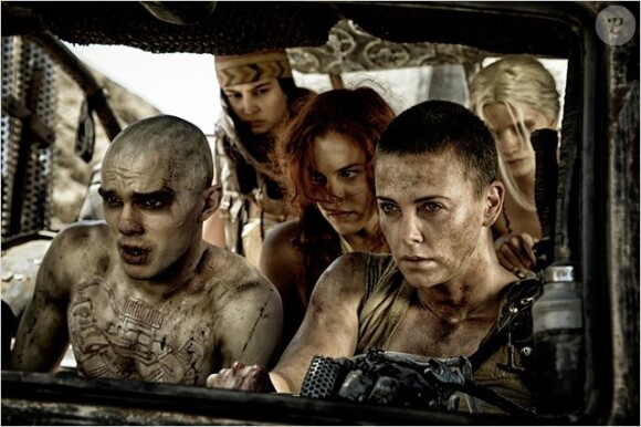 Nicholas Hoult, Charlize Theron et Riley Keough dans Mad Max Fury Road.