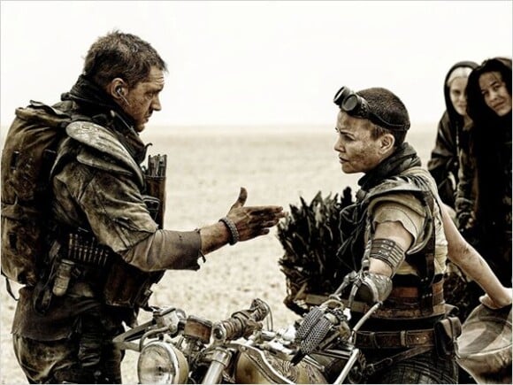 Tom Hardy et Charlize Theron dans Mad Max Fury Road.