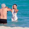 Tetyana Veryovkina était en shooting avec le photographe Roberto Rocco sur la plage de Miami le 31 mars 2015