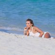 Tetyana Veryovkina était en shooting avec le photographe Roberto Rocco sur la plage de Miami le 31 mars 2015