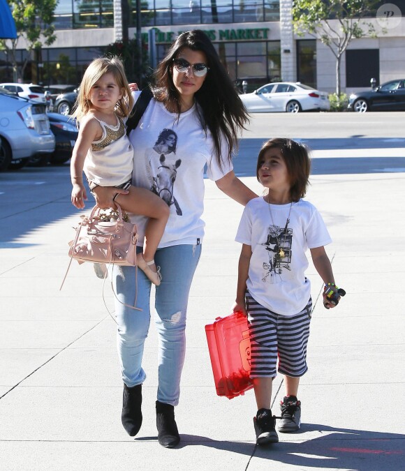 Kourtney Kardashian et ses enfants Penelope et Mason Disick -  le 25 mars 2015.