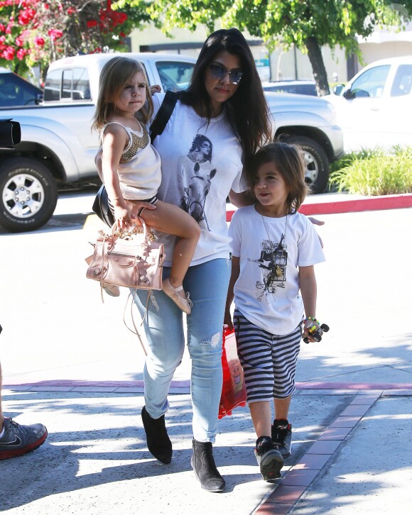 Kourtney Kardashian et ses enfants Penelope et Mason Disick -  le 25 mars 2015.