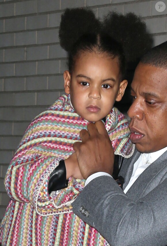 Beyonce Knowles, Jay-Z et leur fille Blue Ivy Carter à la sortie de la première de "Annie" à New York, le 7 décembre 2014